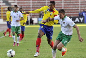 Ecuador's footballer Luis Antonio Valencia (L) vies for the ball with Bolivia's Abraham Cabrera during their Brazil 2014 FIFA World Cup South American qualifier match, in La Paz on September 10, 2013.    AFP PHOTO / AIZAR RALDES        (Photo credit should read AIZAR RALDES/AFP/Getty Images)