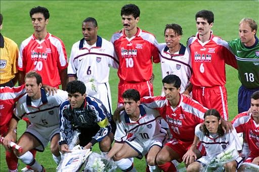 USA ans Iran's teams pose together 21 June at the Gerland stadium in Lyon, central France, before their 1998 Soccer World Cup Group F match.  (ELECTRONIC IMAGE) AFP PHOTO     PASCAL GEORGE