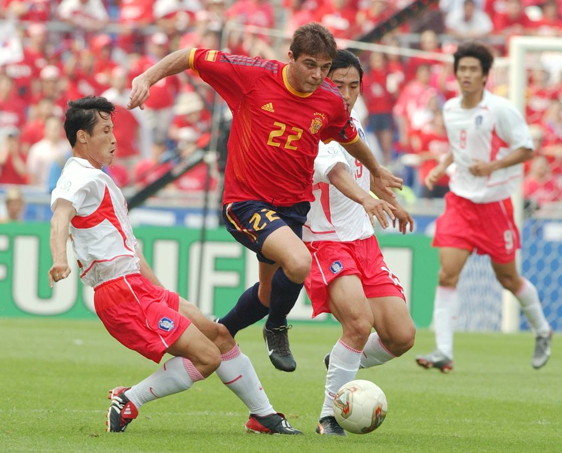 Spain's Joaquin, center, takes the ball between South Korea's Choi Eun Sung, left and Ahn Jung Hwan during their quarterfinal match of the 2002 World Cup soccer match at the Gwangju World Cup Stadium in Gwanju, South Korea, Saturday, June 22, 2002. (AP Photo/Yun Jai-Hyoung)