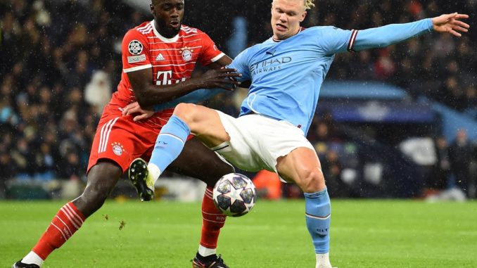 Manchester (United Kingdom), 11/04/2023.- Erling Haaland of Manchester City (R) in action against Dayot Upamecano of Bayern Muncih (L) during the UEFA Champions League quarter final 1st leg match between Manchester City and Bayern Munich in Manchester, Britain, 11 April 2023. (Liga de Campeones, Reino Unido) EFE/EPA/PETER POWELL