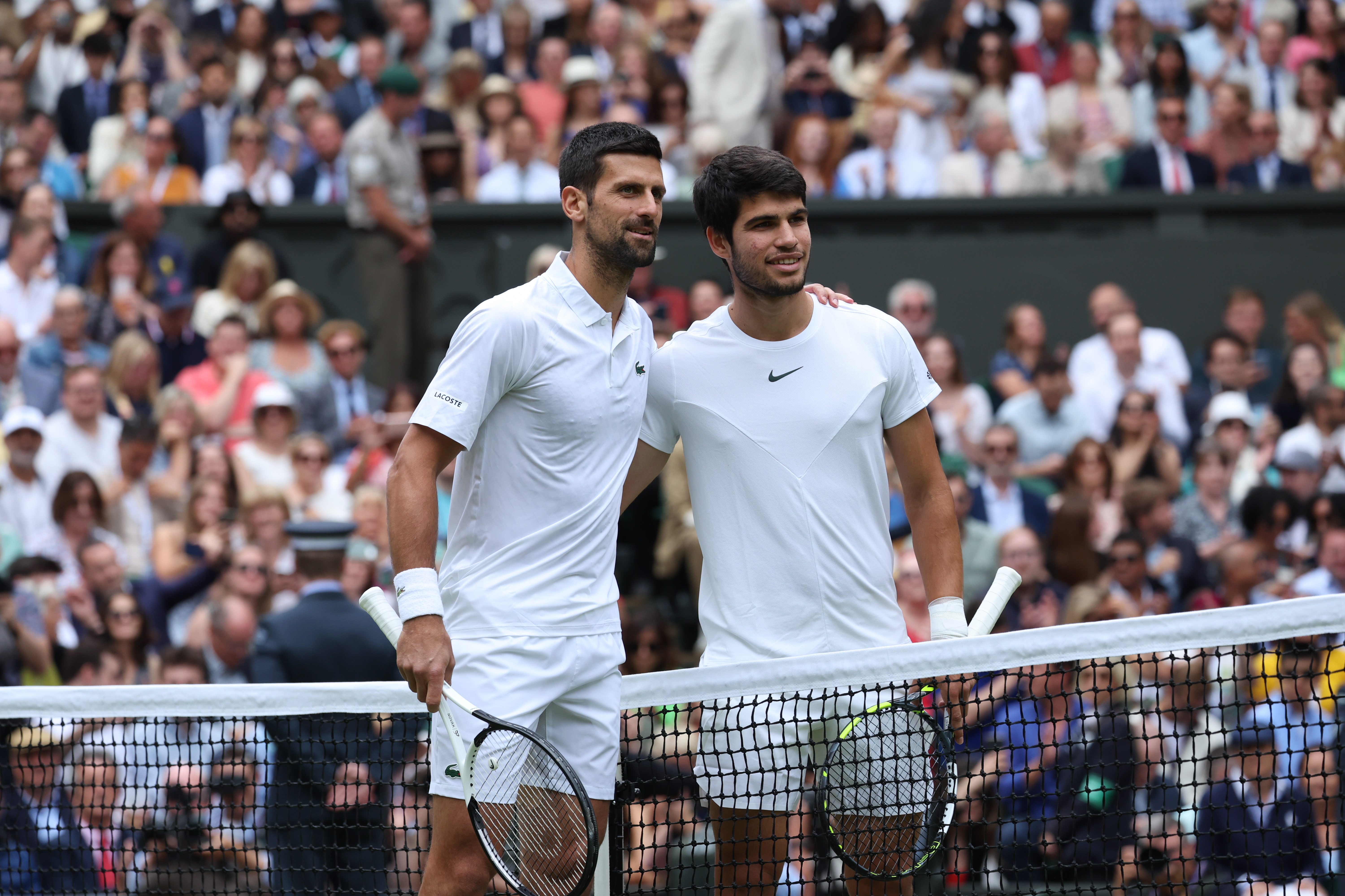 Wimbledon (United Kingdom), 16/07/2023.- Novak Djokovic of Serbia (L) and Carlos Alcaraz of Spain pose for the photo prior the Men's Singles final match at the Wimbledon Championships, Wimbledon, Britain, 16 July 2023. (Tenis, España, Reino Unido) EFE/EPA/NEIL HALL EDITORIAL USE ONLY