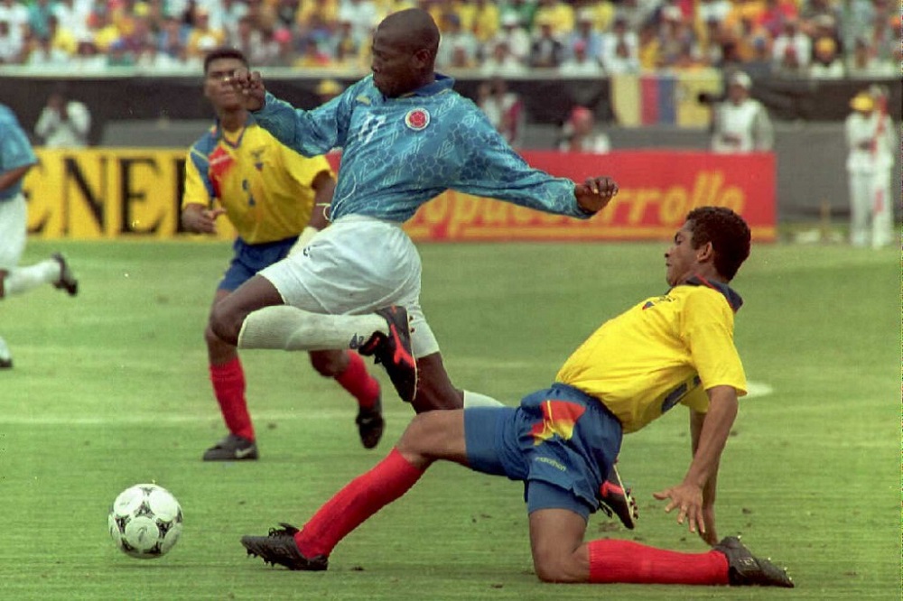 Byron Tenorio (R), of the Ecuadoran national team, tackles Colombia's Faustino Asprilla 09 October during their qualification game for the France 1998 World Cup. Asprilla scored the goal that defeated Ecuador 1-0.  AFP PHOTO/Martin BERNETTI (Photo by MARTIN BERNETTI / AFP)